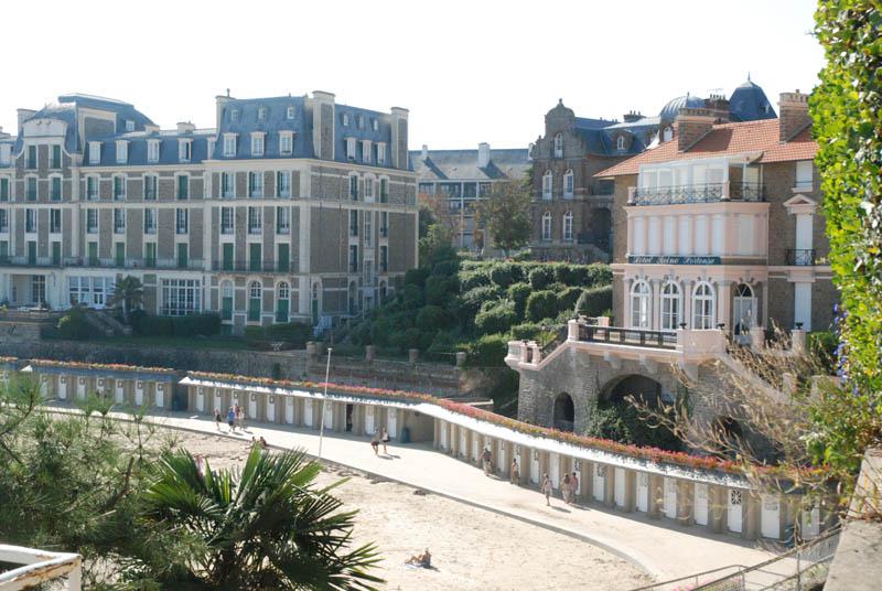 A Saint Malo, Découvrir l'Hôtel Eden, son jardin et la proximité de la plage, vous séduirons lors de votre séjour.